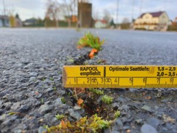 Ruppendorf Sportplatz - Risse im Belag