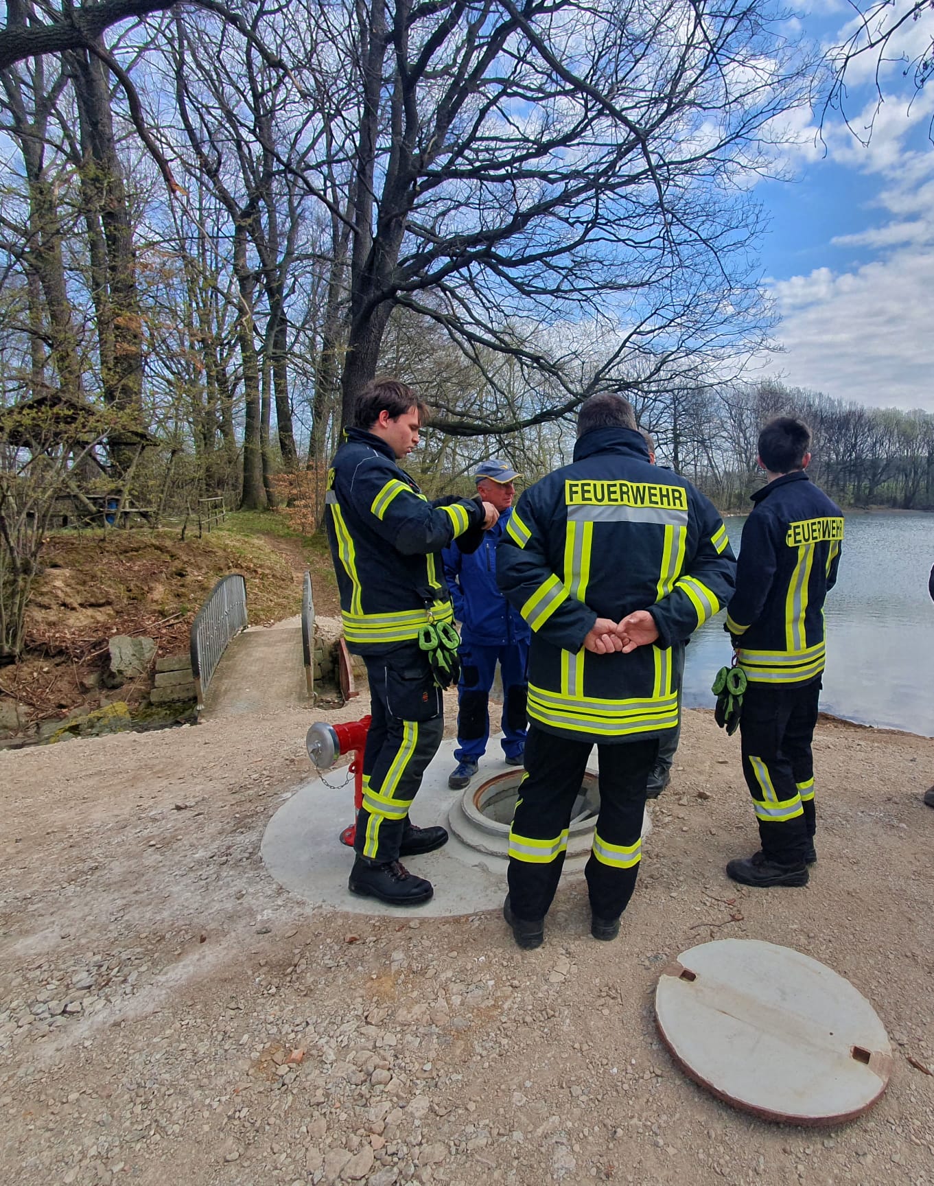 Feuerwehr an der neuen Wasserstelle