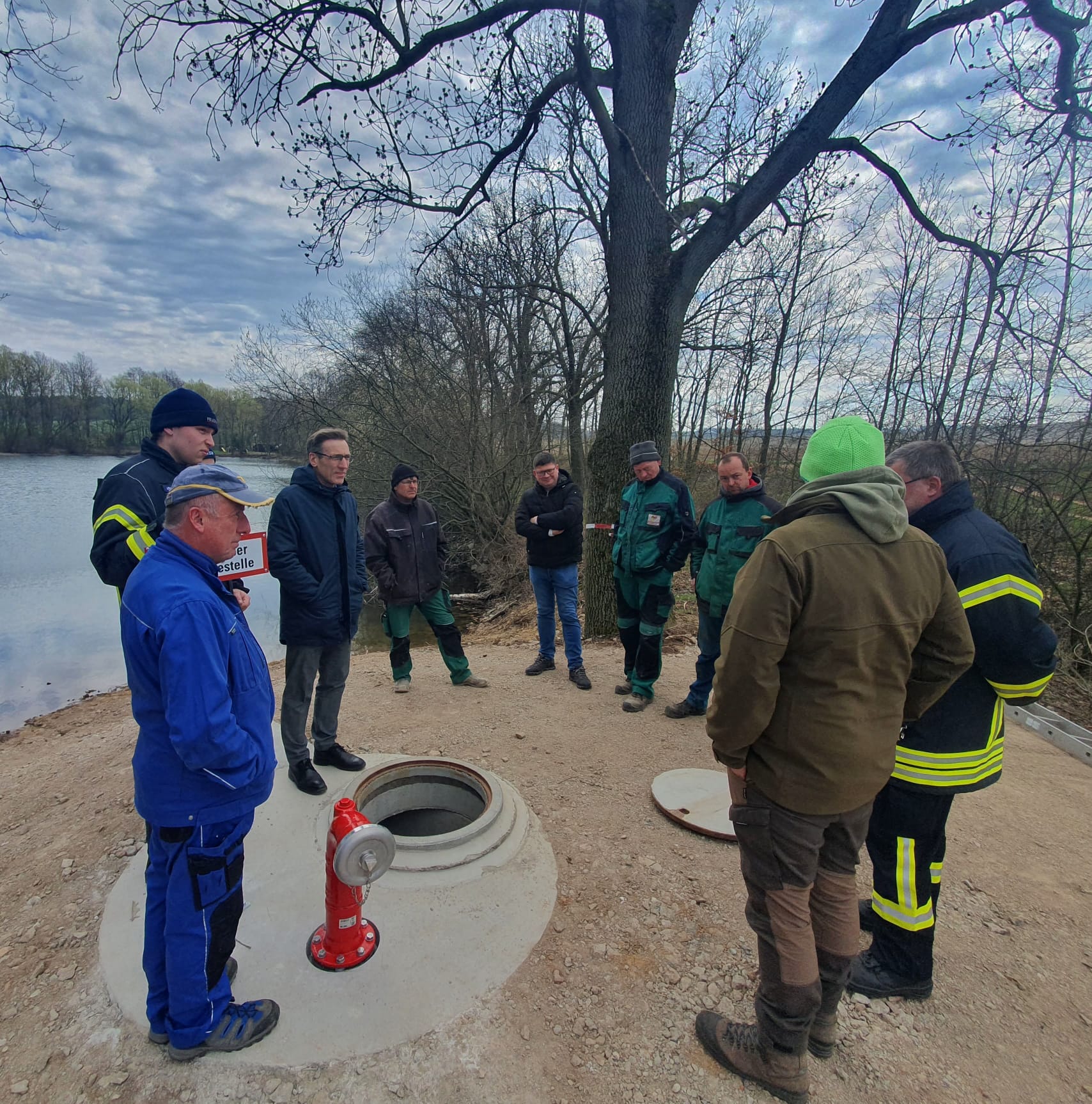 Besprechung am Teich mit Vertretern