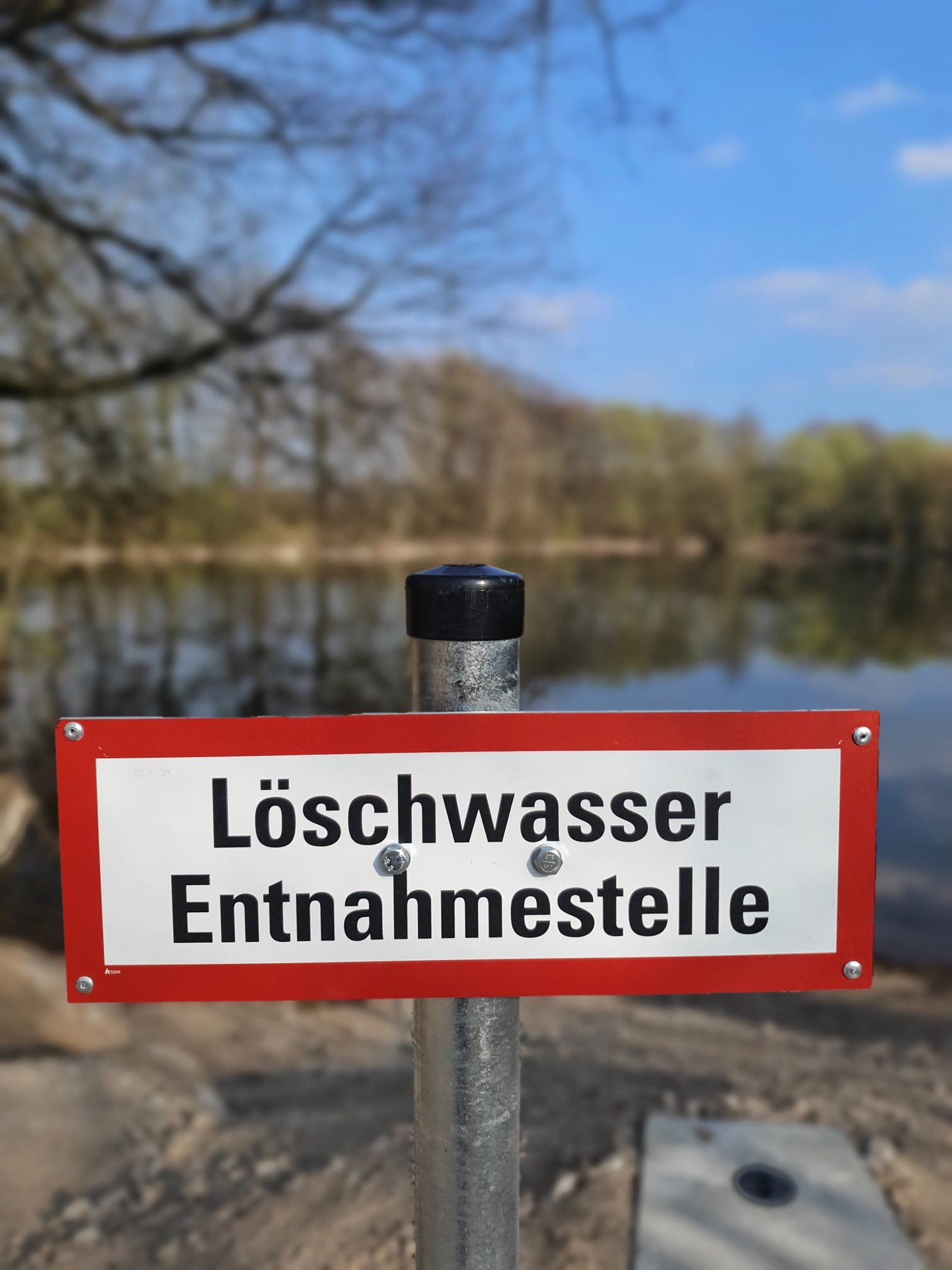 Vertreter stehen um die neue Entnahmestelle